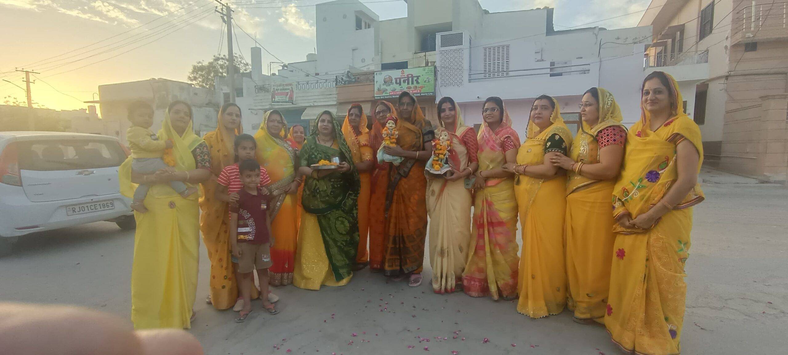 विष्णुसागर सरोवर रोड पर गणगौर ईश्वर की निकाली शाही सवारी ,सजी-धजी महिलाएं, गाए गणगौर के गीत ।