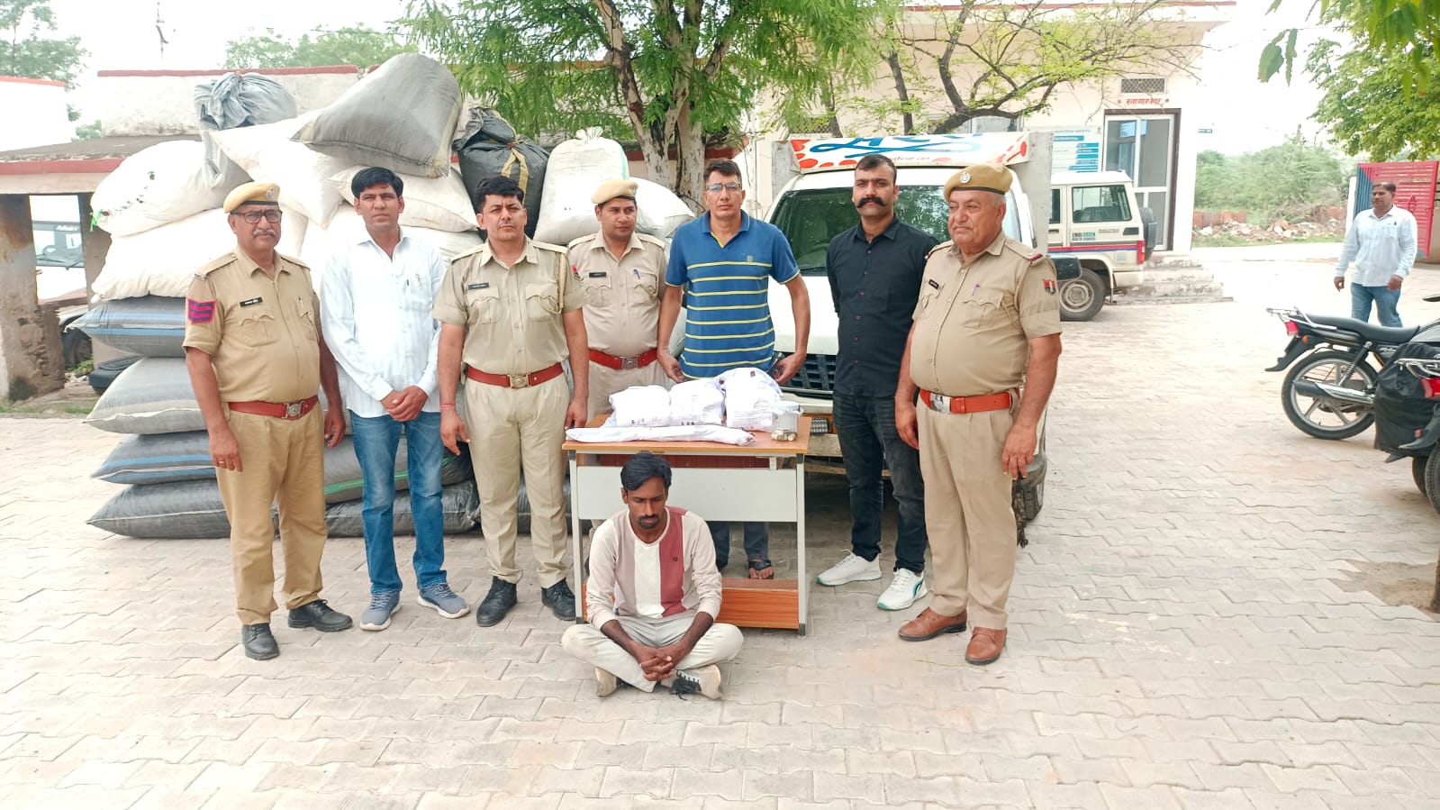 थांवला पुलिस की बड़ी कार्रवाई: एक करोड़ तीस लाख की अवैध अफीम व डोडा पोस्त जब्त, एक आरोपी गिरफ्तार ।
