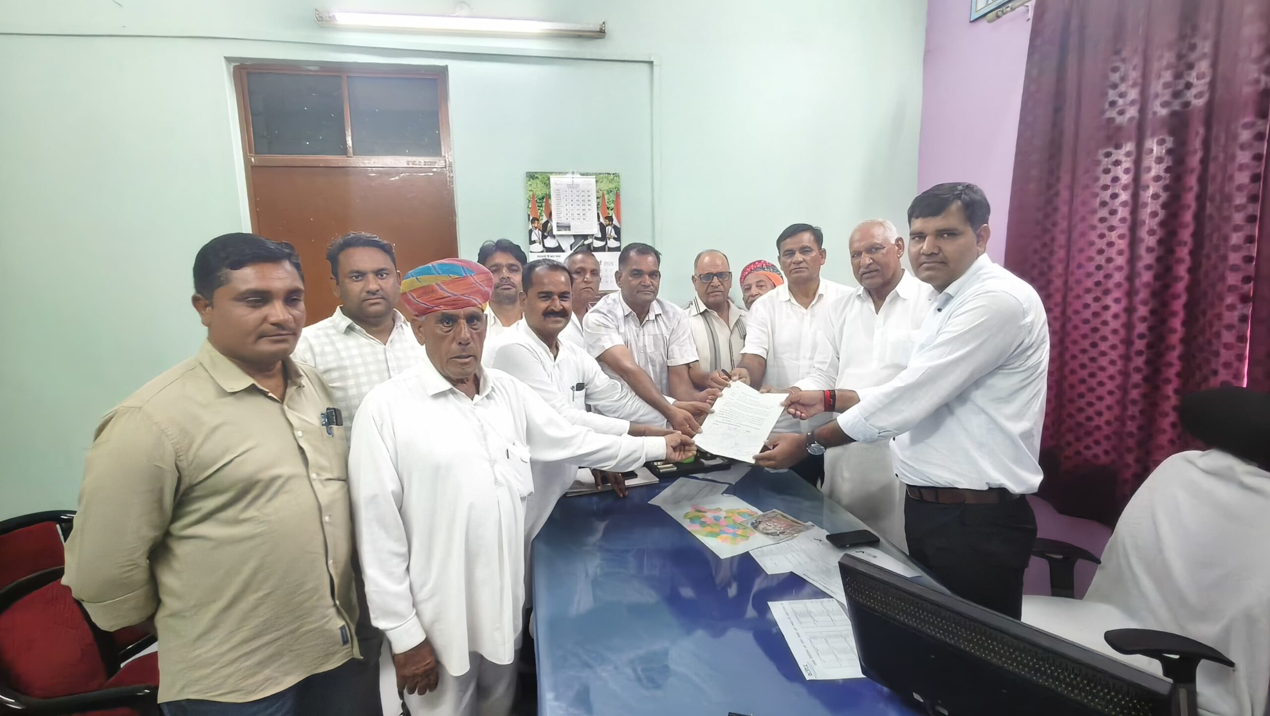 रेलवे जमीन अधिग्रहण को लेकर कांग्रेस प्रतिनिधिमंडल ने तहसीलदार को सौंपा ज्ञापन