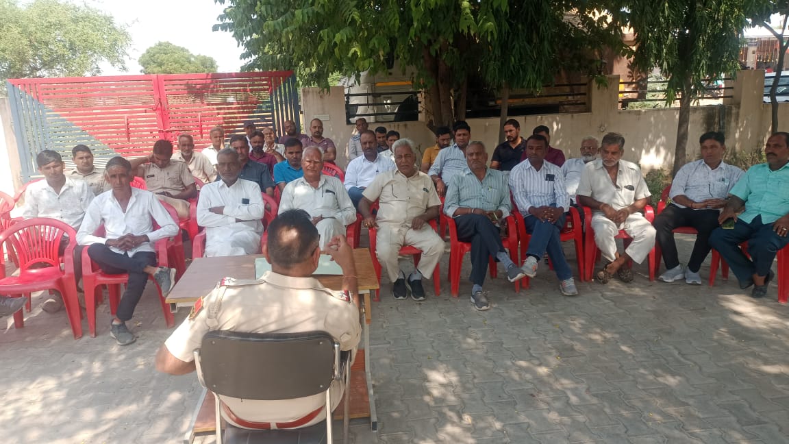 सभा में चर्चा करते।