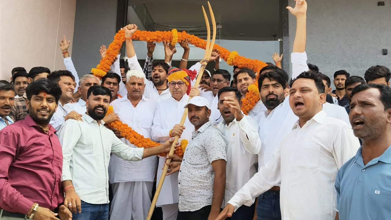 पादूकलां में राज्यसभा सदस्य डॉ. सतीश पूनिया का भाजपा कार्यकर्ताओं द्वारा भव्य स्वागत करते हुए।