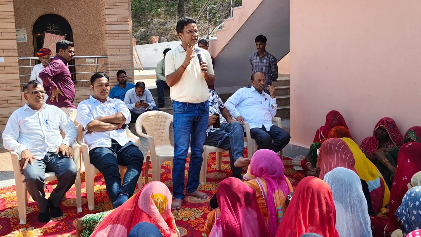 रियांबड़ी में सरकारी अभियान 2026 की तैयारियों को लेकर आयोजित बैठक में विधायक लक्ष्मणराम कलरू एवं नारी चौपाल में शामिल महिलाएं।